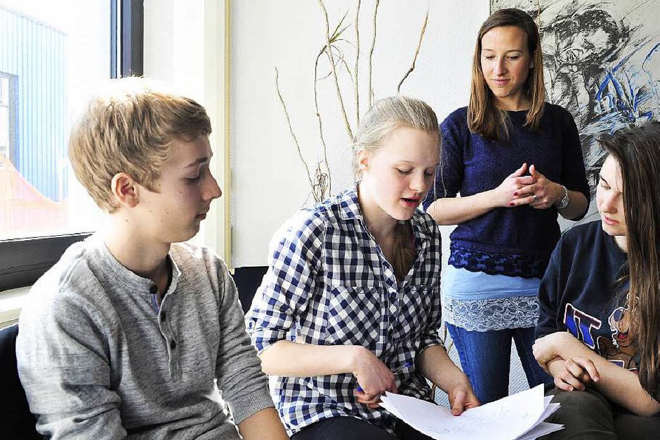 Vier Teams arbeiten am Rap-Text. Hier die Gruppe von Ferdinand, Clara und Milena. Im Hintergrund Workshop-Leiterin Lena Knobloch. (Foto: Thomas Kunz) Vier Teams arbeiten am Rap-Text. Hier die Gruppe von Ferdinand, Clara und Milena. Im Hintergrund Workshop-Leiterin Lena Knobloch. (Foto: Thomas Kunz)