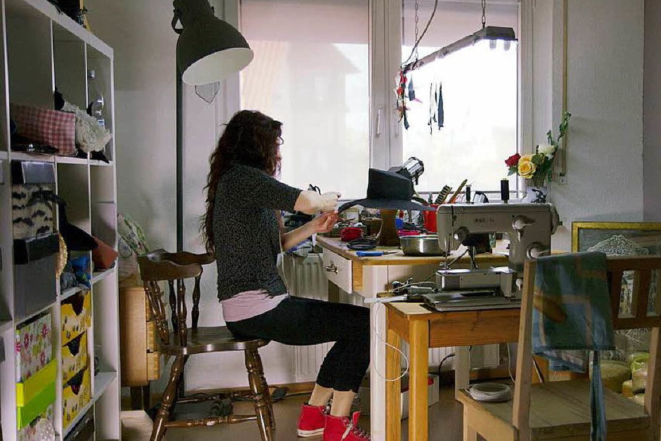 Hutmacher gibt es nicht mehr viele in Deutschland. Antje Heitzler aus March-Neuershausen beherrscht das Handwerk noch. (Foto: Falko Wehr ) Hutmacher gibt es nicht mehr viele in Deutschland. Antje Heitzler aus March-Neuershausen beherrscht das Handwerk noch. (Foto: Falko Wehr )
