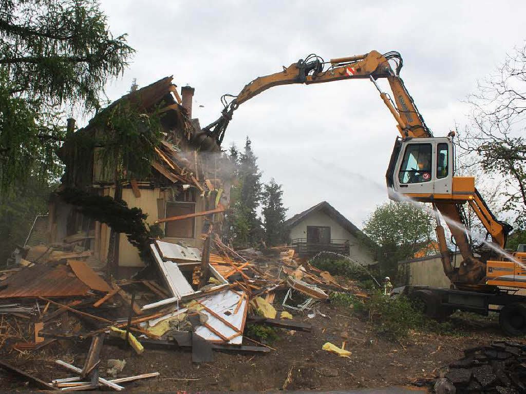 Feuerwehr und THW müssen leerstehendes Gebäude in Bad Krozingen ... - Badische Zeitung
