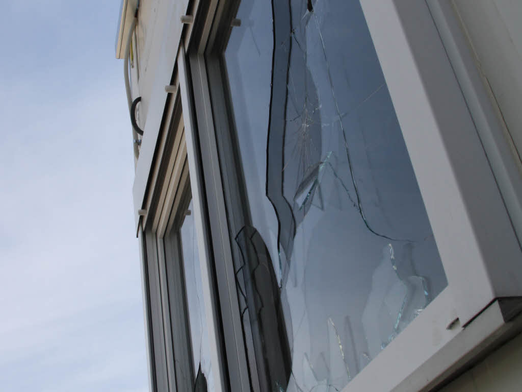 Unbekannte schlagen Scheiben von Asylunterkunft ein - Badische Zeitung