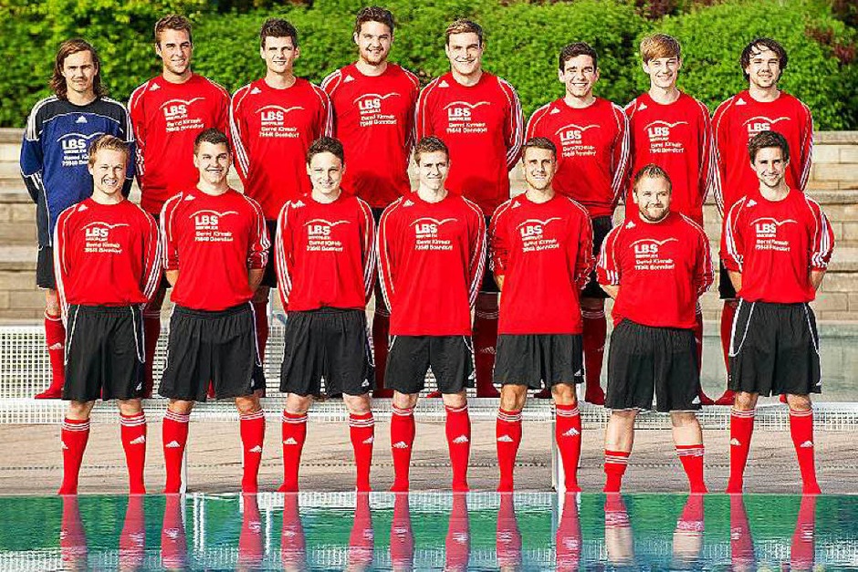 Zu jedem Spass bereit - Christian Kirchsteiger und seine Fußballer vor dem letzten Spiel der Saison. (Foto: Wolfgang Scheu) Zu jedem Spass bereit - Christian Kirchsteiger und seine Fußballer vor dem letzten Spiel der Saison. (Foto: Wolfgang Scheu)