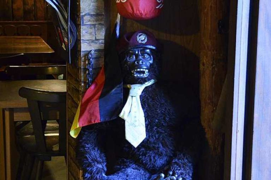Bei Rudi Kuhni in der urigen Möslestube an der Schwarzwaldstraße gibt es viel zu entdecken: Plüschtiere, Wappen, einen Kommandobalken, Hunderte Schnapsfläschchen und schräge Sprüche. (Foto: Fabian Jatzlau) Bei Rudi Kuhni in der urigen Möslestube an der Schwarzwaldstraße gibt es viel zu entdecken: Plüschtiere, Wappen, einen Kommandobalken, Hunderte Schnapsfläschchen und schräge Sprüche. (Foto: Fabian Jatzlau)