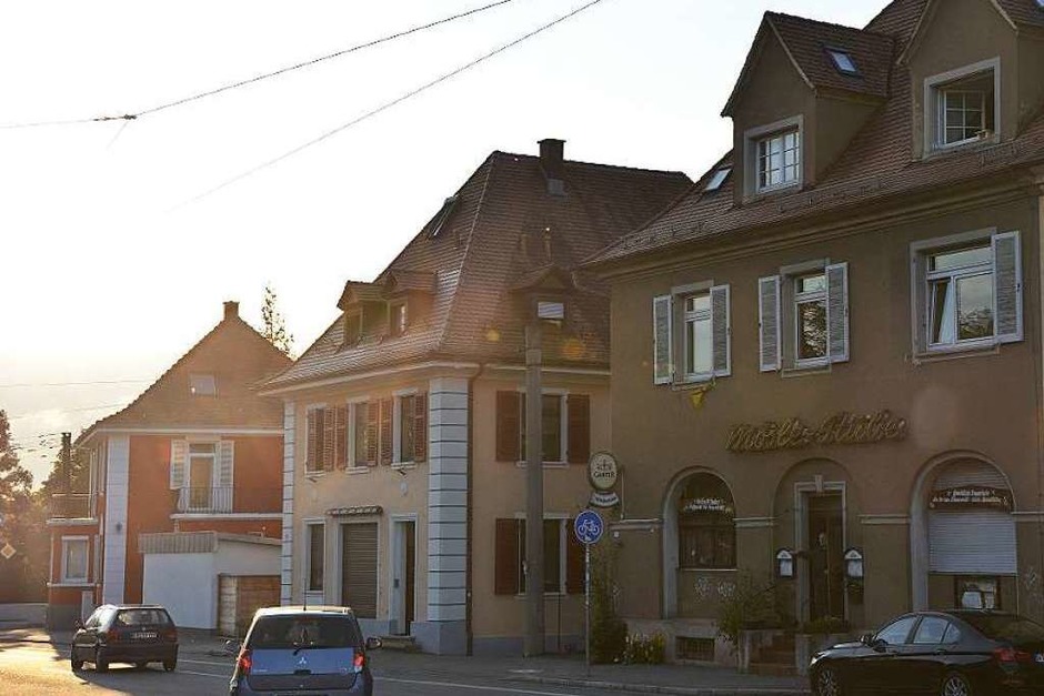 Bei Rudi Kuhni in der urigen Möslestube an der Schwarzwaldstraße gibt es viel zu entdecken: Plüschtiere, Wappen, einen Kommandobalken, Hunderte Schnapsfläschchen und schräge Sprüche. (Foto: Fabian Jatzlau) Bei Rudi Kuhni in der urigen Möslestube an der Schwarzwaldstraße gibt es viel zu entdecken: Plüschtiere, Wappen, einen Kommandobalken, Hunderte Schnapsfläschchen und schräge Sprüche. (Foto: Fabian Jatzlau)