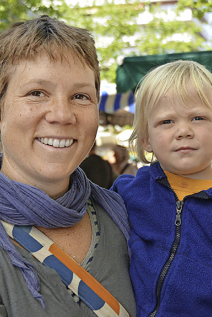 Amandine Tupin mit ihrem Sohn Emil auf dem Lörracher Markt.