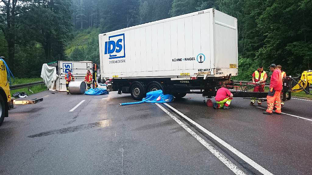 Unfall Auf Der B31: Lastwagen Mit Chemie-Kanistern Im Höllental ...