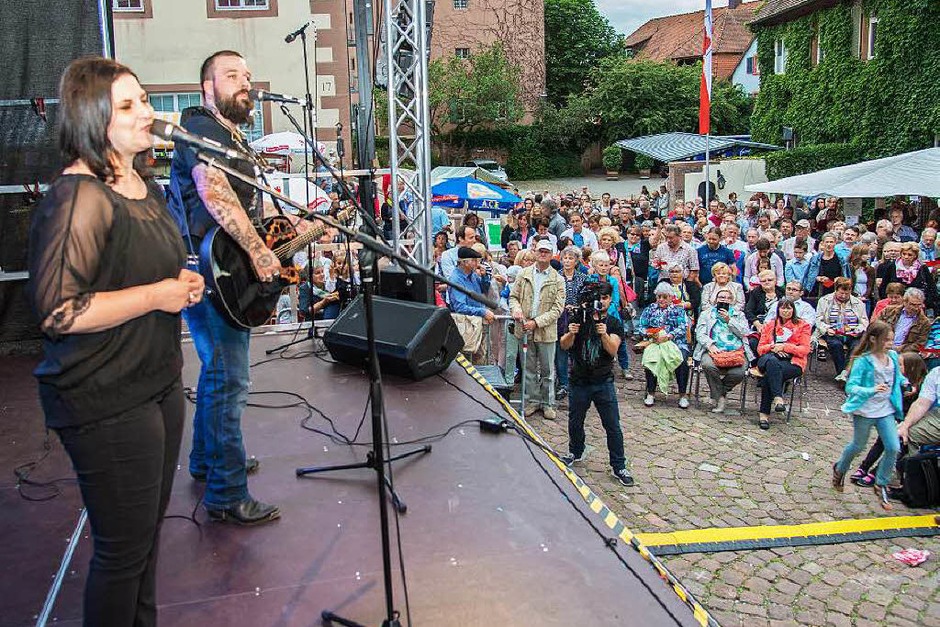 Ive und T. Bo Gawer präsentierten beim Stadtfestfinale eine von SWR-Moderator Hansy Vogt komponierte Hymne auf die Stadt (Foto: Olaf Michel, Olaf Michel (Bilder-Michel.de)) Ive und T. Bo Gawer präsentierten beim Stadtfestfinale eine von SWR-Moderator Hansy Vogt komponierte Hymne auf die Stadt (Foto: Olaf Michel, Olaf Michel (Bilder-Michel.de))