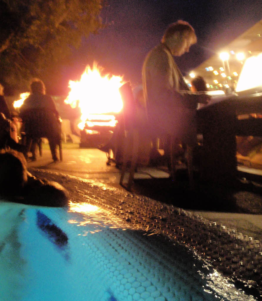 Johannisfeuer und Schwimmen bei Kerzenschein in der Vita Classica - Badische Zeitung