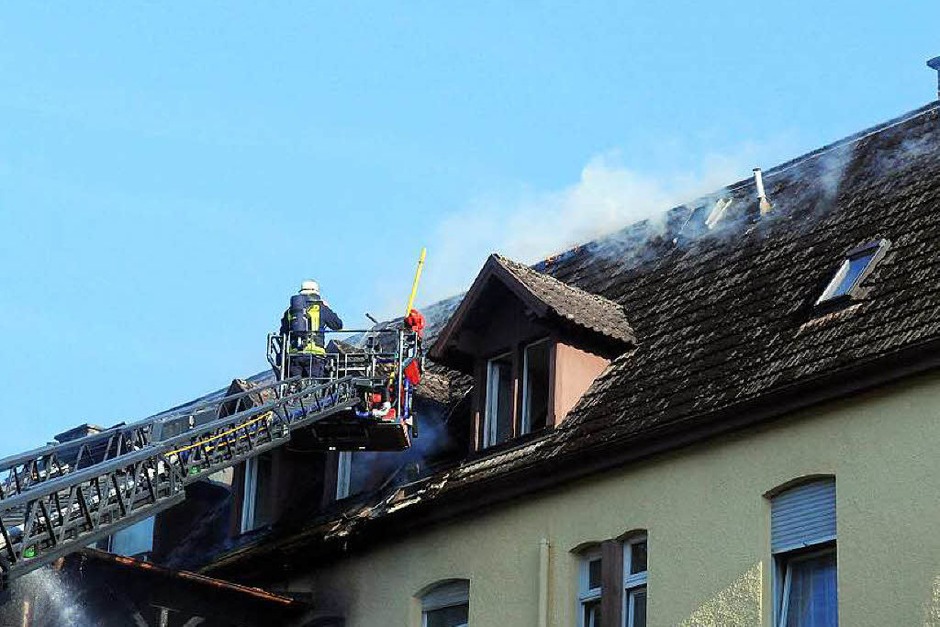 Ein Gebäudebrand in Lahr hat am Donnerstagabend zu einem Großeinsatz der Feuerwehr geführt. (Foto: Wolfgang Künstle) Ein Gebäudebrand in Lahr hat am Donnerstagabend zu einem Großeinsatz der Feuerwehr geführt. (Foto: Wolfgang Künstle)
