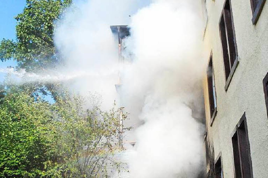 Ein Gebäudebrand in Lahr hat am Donnerstagabend zu einem Großeinsatz der Feuerwehr geführt. (Foto: Wolfgang Künstle) Ein Gebäudebrand in Lahr hat am Donnerstagabend zu einem Großeinsatz der Feuerwehr geführt. (Foto: Wolfgang Künstle)