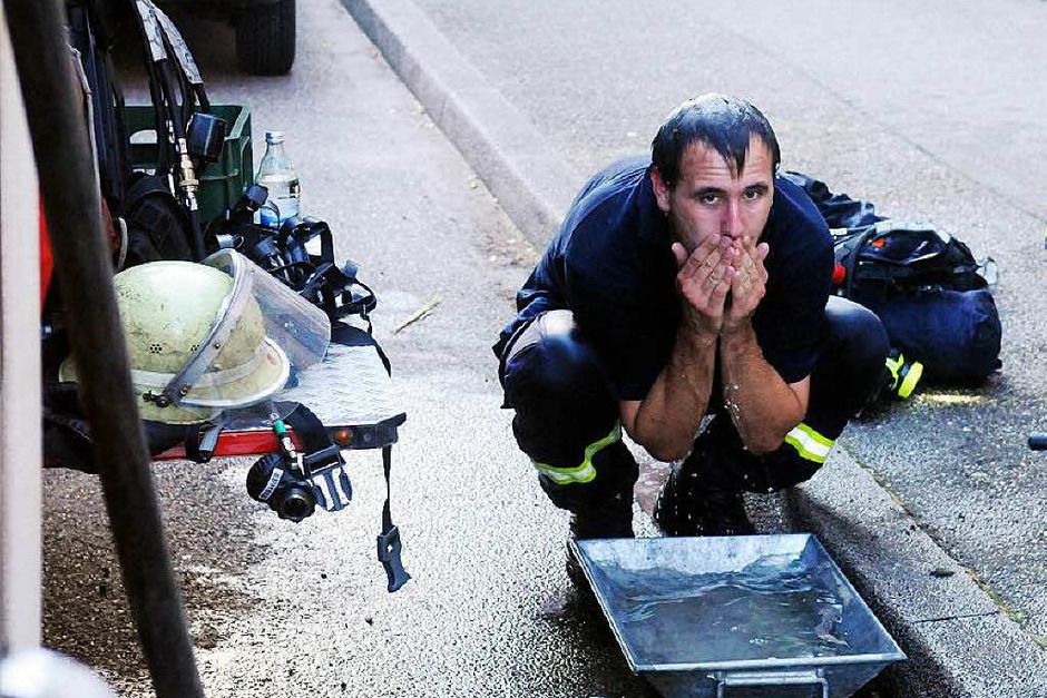 Erschöpfte Feuerwehrmänner nach einem schweißtreibenden Einsatz (Foto: Wolfgang Künstle) Erschöpfte Feuerwehrmänner nach einem schweißtreibenden Einsatz (Foto: Wolfgang Künstle)