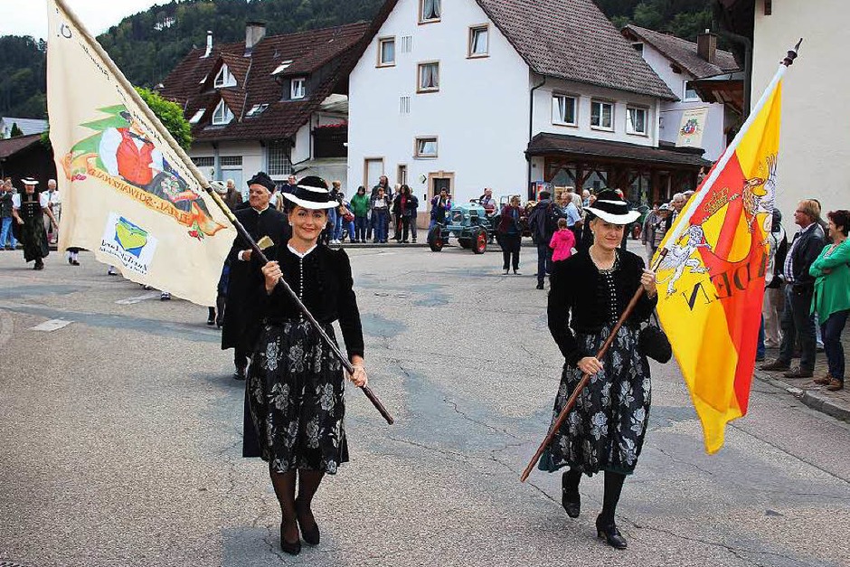 Der Festumzug zum Kreistrachtenfest ist eröffnet: Vornweg laufen die Trachtenkapelle Bleibach und der Trachten-, Heimat- und Brauchtumsverein Zweitälerland. (Foto: Karin Heiß) Der Festumzug zum Kreistrachtenfest ist eröffnet: Vornweg laufen die Trachtenkapelle Bleibach und der Trachten-, Heimat- und Brauchtumsverein Zweitälerland. (Foto: Karin Heiß)