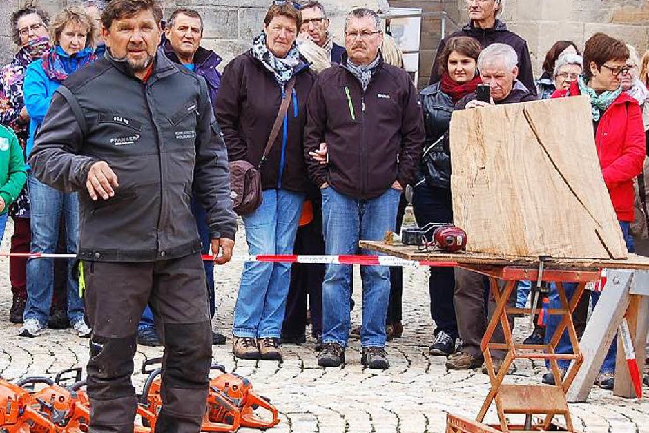 Igor Loskutow erklärt den Zuschauern, wie Speedcarving funktioniert. (Foto: Claudia Renk) Igor Loskutow erklärt den Zuschauern, wie Speedcarving funktioniert. (Foto: Claudia Renk)