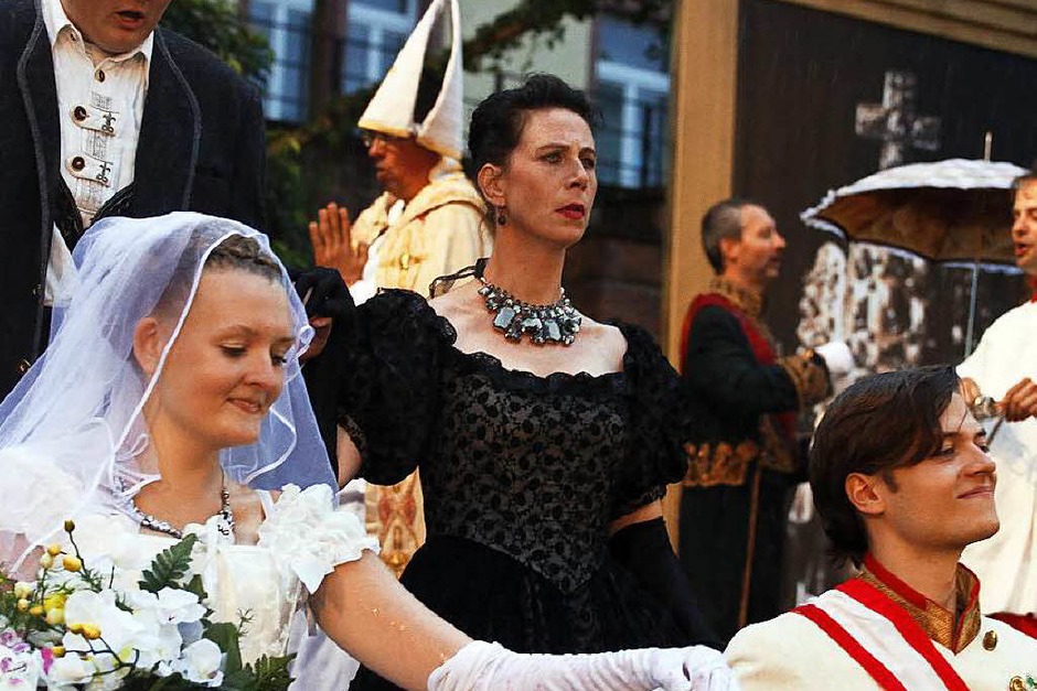 Die Hochzeit von Sissi und dem jungen Kaiser Franz Josef – kritisch beäugt von dessen gestrenger Mutter Sophia (Foto: Heidi Foessel) Die Hochzeit von Sissi und dem jungen Kaiser Franz Josef – kritisch beäugt von dessen gestrenger Mutter Sophia (Foto: Heidi Foessel)