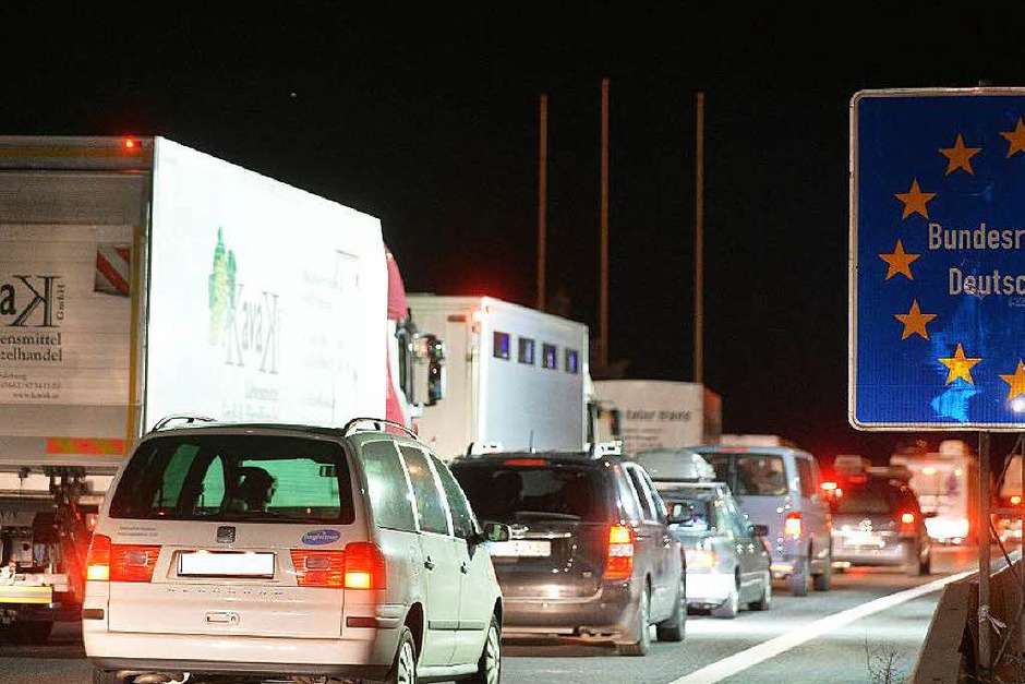 Kilometerlange Staus vor dem Grenzübergang zwischen Salzburg und Walserberg in Deutschland entstanden infolge der Grenzkontrollen. (Foto: dpa) Kilometerlange Staus vor dem Grenzübergang zwischen Salzburg und Walserberg in Deutschland entstanden infolge der Grenzkontrollen. (Foto: dpa)