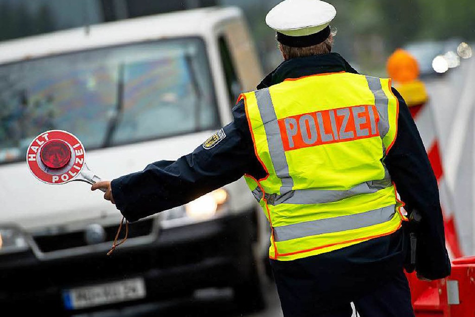 Mehrere hundert Beamte der Bundespolizei führen die Grenzkontrollen durch. (Foto: dpa) Mehrere hundert Beamte der Bundespolizei führen die Grenzkontrollen durch. (Foto: dpa)