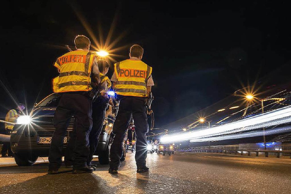 Bei Grenzkontrollen an der Grenze zwischen Deutschland und Österreich bei Freilassing wurden seit Sonntagabend mehrere syrische Flüchtlinge und ein italienischer Schleuser festgenommen. (Foto: AFP) Bei Grenzkontrollen an der Grenze zwischen Deutschland und Österreich bei Freilassing wurden seit Sonntagabend mehrere syrische Flüchtlinge und ein italienischer Schleuser festgenommen. (Foto: AFP)