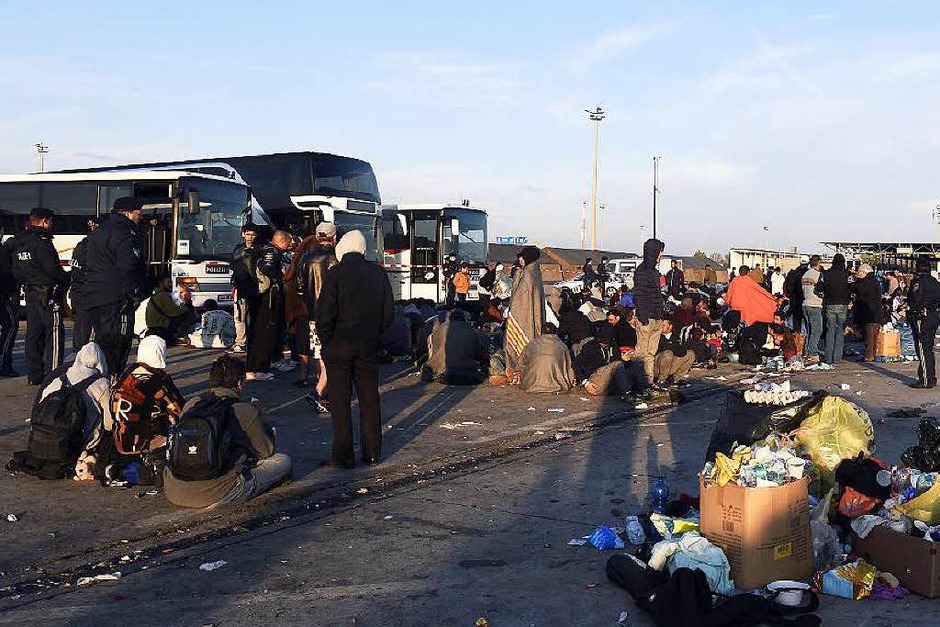 Flüchtlinge warten in Nickelsdorf, Österreich, weil sie nicht nach Deutschland weiter reisen dürfen. (Foto: dpa) Flüchtlinge warten in Nickelsdorf, Österreich, weil sie nicht nach Deutschland weiter reisen dürfen. (Foto: dpa)
