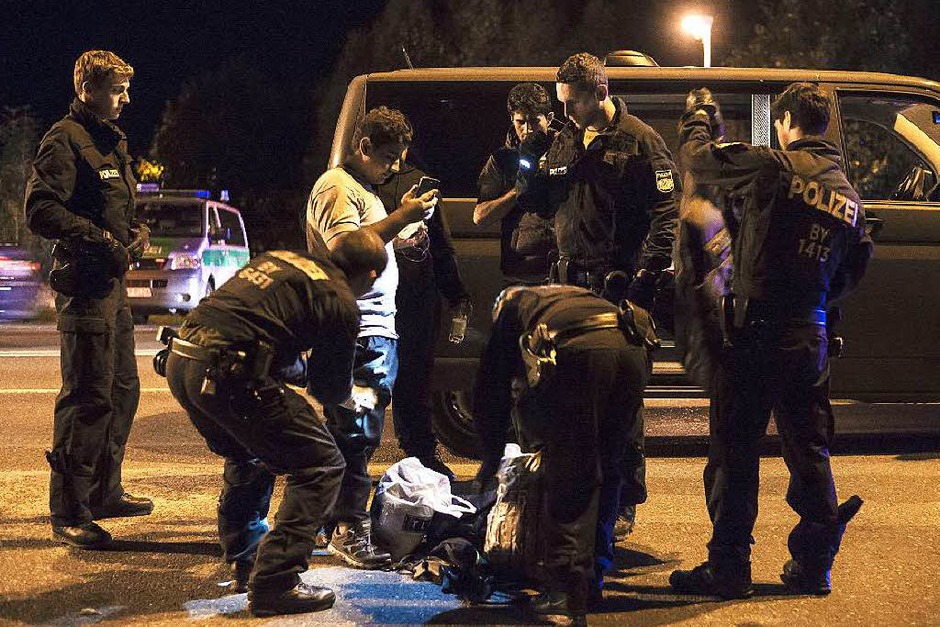 Bundespolizisten kontrollieren die Papiere eines Einreisenden beim Grenzübergang Freilassing. (Foto: AFP) Bundespolizisten kontrollieren die Papiere eines Einreisenden beim Grenzübergang Freilassing. (Foto: AFP)
