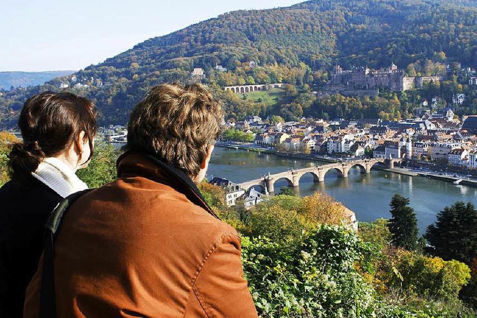 Vom Philosophenweg in Heidelberg hat man einen herrlichen Blick auf die Altstadt. Laut Steuerzahlerbund baute die Stadt ein Geländer für 45.000 Euro. Weil es aber zu hoch war, ließ die Stadt es absenken - für 5000 Euro. (Foto: dpa) Vom Philosophenweg in Heidelberg hat man einen herrlichen Blick auf die Altstadt. Laut Steuerzahlerbund baute die Stadt ein Geländer für 45.000 Euro. Weil es aber zu hoch war, ließ die Stadt es absenken - für 5000 Euro. (Foto: dpa)