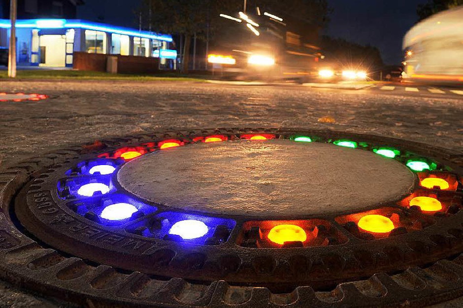 Mit illuminierten Gullydeckeln in einem Verkehrskreisel habe das niedersächsische Wallenhorst Glanzlichter setzen wollen. Für die 10.000 Euro teure Lichtinstallation habe es aber vor allem Spott gegeben. Das Licht habe so schwach geleuchtet, dass schnell der Name „Glühwürmchen-Kreisel“ geboren worden sei. (Foto: dpa) Mit illuminierten Gullydeckeln in einem Verkehrskreisel habe das niedersächsische Wallenhorst Glanzlichter setzen wollen. Für die 10.000 Euro teure Lichtinstallation habe es aber vor allem Spott gegeben. Das Licht habe so schwach geleuchtet, dass schnell der Name „Glühwürmchen-Kreisel“ geboren worden sei. (Foto: dpa)