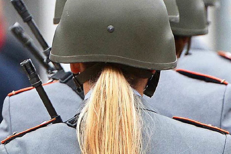 Um Frauen für die Bundeswehr zu begeistern, habe das Verteidigungsministerium 344.000 Euro in eine Kampagne investiert. Die Botschaft habe aber starke Kritik ausgelöst, denn die Werbeplakate hätten Frauen klischeehaft vor einem Kleiderschrank oder beim Anziehen ihrer Schuhe gezeigt. Inzwischen ist die Internetseite deaktiviert und die Werbung angepasst. (Foto: dpa) Um Frauen für die Bundeswehr zu begeistern, habe das Verteidigungsministerium 344.000 Euro in eine Kampagne investiert. Die Botschaft habe aber starke Kritik ausgelöst, denn die Werbeplakate hätten Frauen klischeehaft vor einem Kleiderschrank oder beim Anziehen ihrer Schuhe gezeigt. Inzwischen ist die Internetseite deaktiviert und die Werbung angepasst. (Foto: dpa)