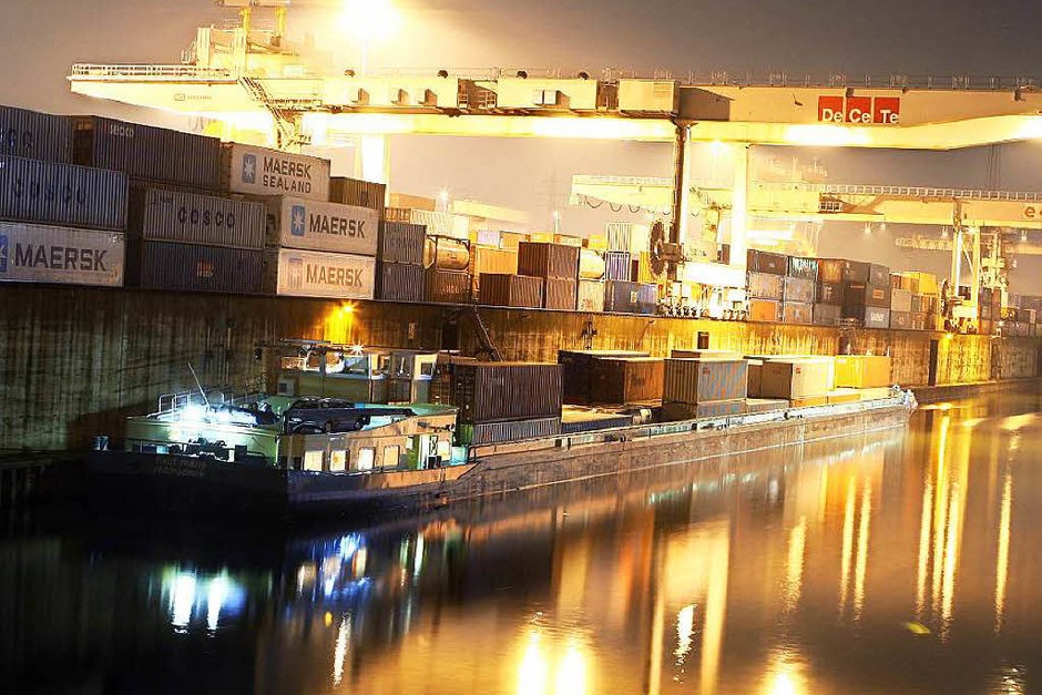 Bevor im Duisburger Innenhafen die Gebäude fertig waren, sei bereits eine Stufenpromenade gebaut worden. Um die ungenutzte Stufenpromenade nun gegen Wind und Wetter zu schützen, sollen laut Steuerzahlerbund 550.000 Euro ausgegeben werden. (Foto: dpa) Bevor im Duisburger Innenhafen die Gebäude fertig waren, sei bereits eine Stufenpromenade gebaut worden. Um die ungenutzte Stufenpromenade nun gegen Wind und Wetter zu schützen, sollen laut Steuerzahlerbund 550.000 Euro ausgegeben werden. (Foto: dpa)