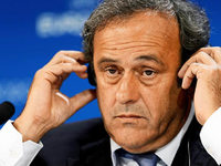 Neben Blatter wird auch Platini für 90 Tage suspendiert Neben Blatter wird auch Platini für 90 Tage suspendiert