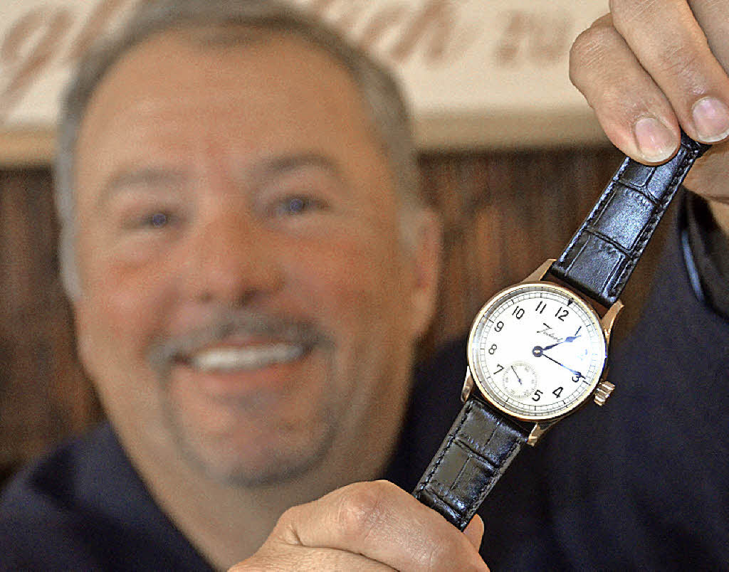 <b>Klaus Jakob</b> mit der zum Jubiläum aufgelegten Jakob-Uhr. Foto: Nikolaus Trenz - 112414508