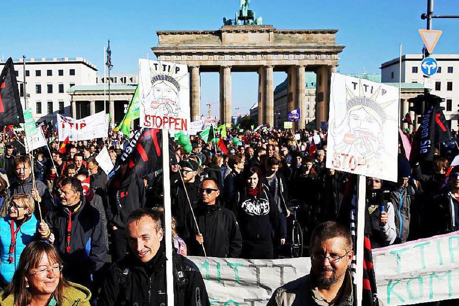 Es war eine der größten Demonstrationen der vergangenen Jahre in Deutschland: Mindestens 150 000 Menschen haben am Samstag in Berlin gegen die geplanten Freihandelsabkommen mit den USA und Kanada (TTIP und CETA) protestiert. (Foto: dpa) Es war eine der größten Demonstrationen der vergangenen Jahre in Deutschland: Mindestens 150 000 Menschen haben am Samstag in Berlin gegen die geplanten Freihandelsabkommen mit den USA und Kanada (TTIP und CETA) protestiert. (Foto: dpa)