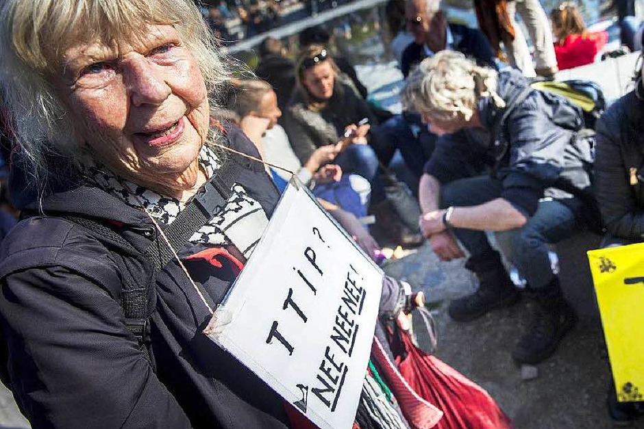 Die Kritiker der Abkommen befürchten eine Aushöhlung europäischer Regeln und ein Absenken von ökologischen, sozialen und Verbraucherstandards. (Foto: dpa) Die Kritiker der Abkommen befürchten eine Aushöhlung europäischer Regeln und ein Absenken von ökologischen, sozialen und Verbraucherstandards. (Foto: dpa)