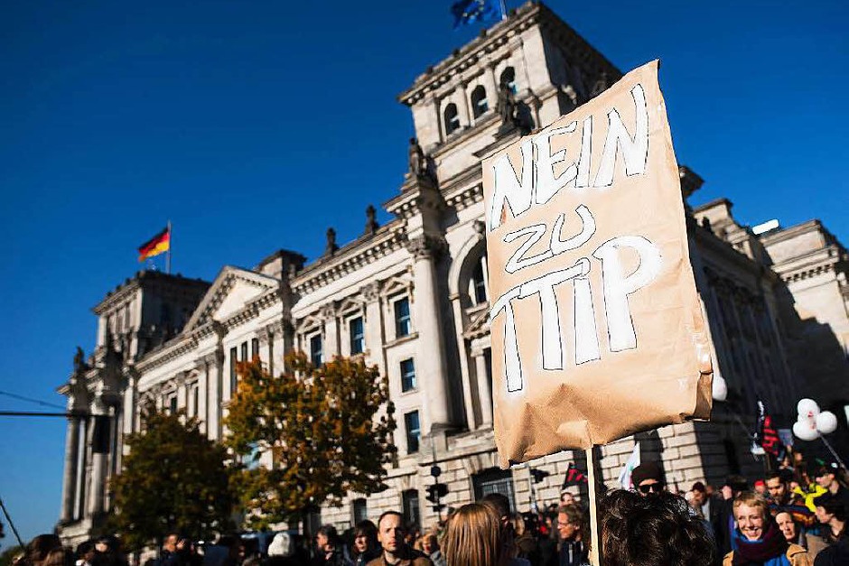 Mindestens 150.000 Menschen protestieren in Berlin gegen TTIP (Foto: dpa) Mindestens 150.000 Menschen protestieren in Berlin gegen TTIP (Foto: dpa)
