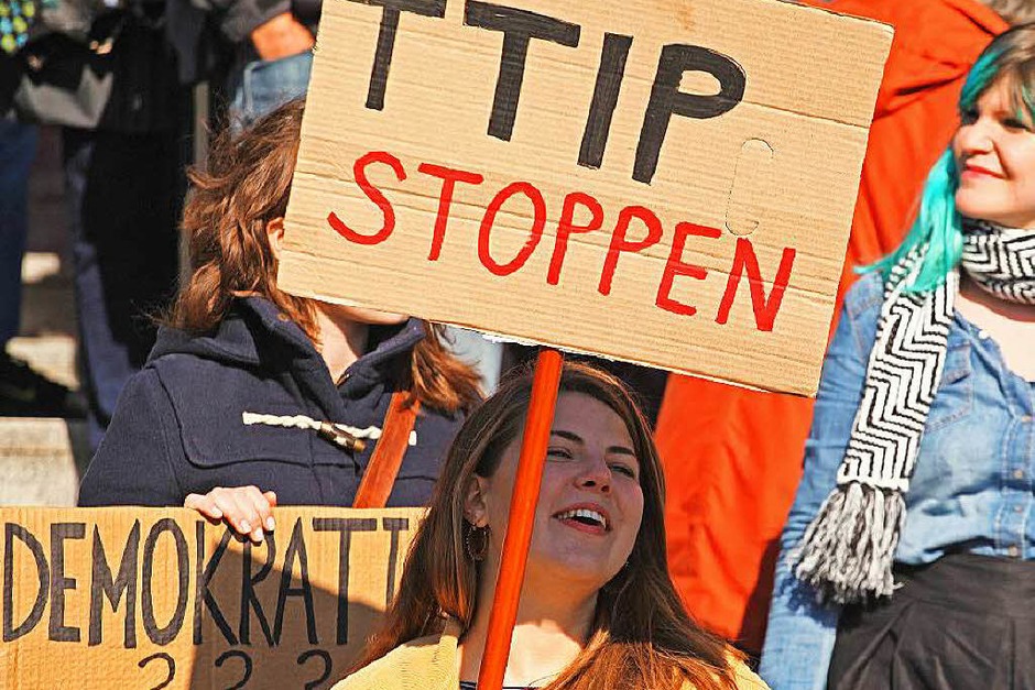 Mindestens 150.000 Menschen protestieren in Berlin gegen TTIP (Foto: dpa) Mindestens 150.000 Menschen protestieren in Berlin gegen TTIP (Foto: dpa)