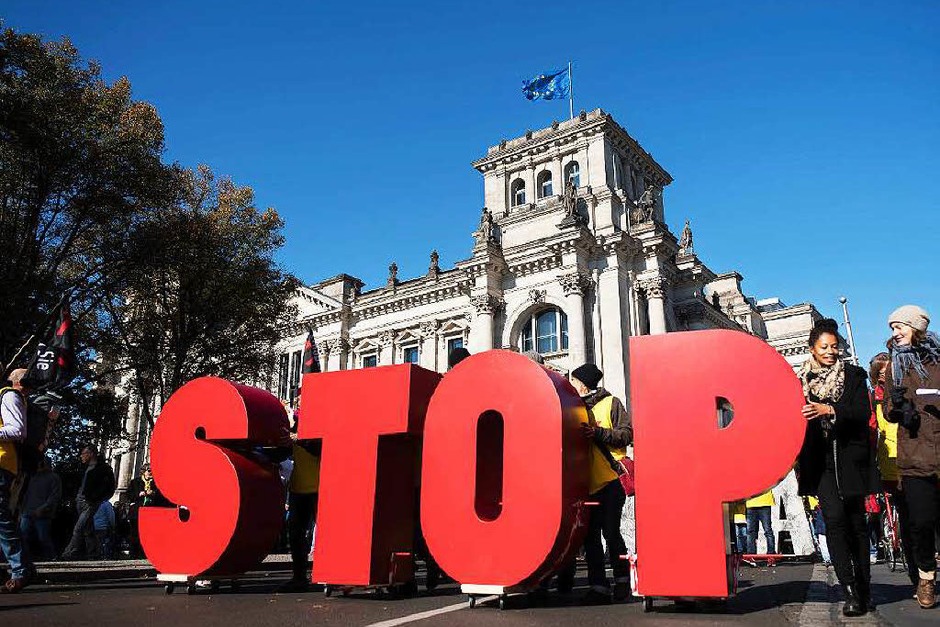 Mindestens 150.000 Menschen protestieren in Berlin gegen TTIP (Foto: dpa) Mindestens 150.000 Menschen protestieren in Berlin gegen TTIP (Foto: dpa)