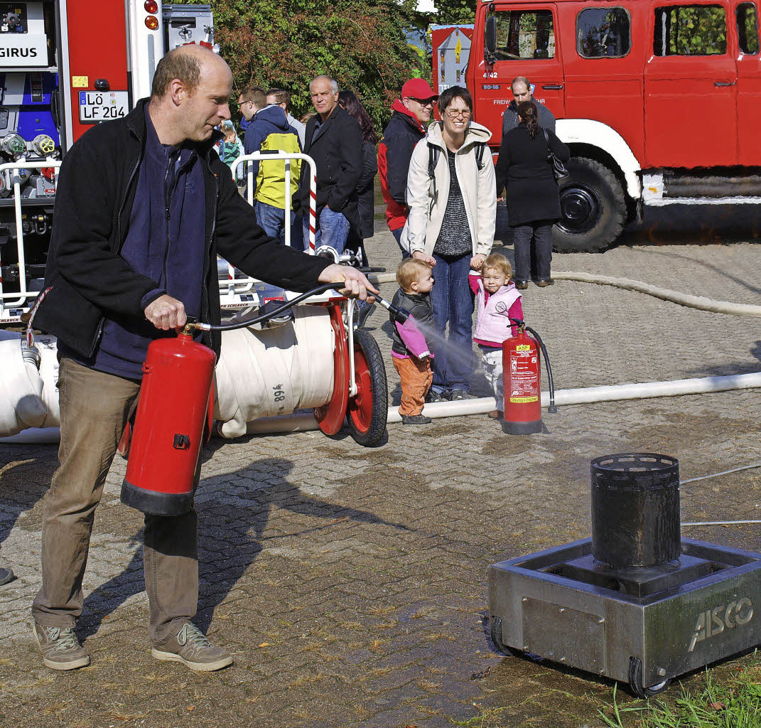 Besucher am Feuerlöscher Lörrach Badische Zeitung