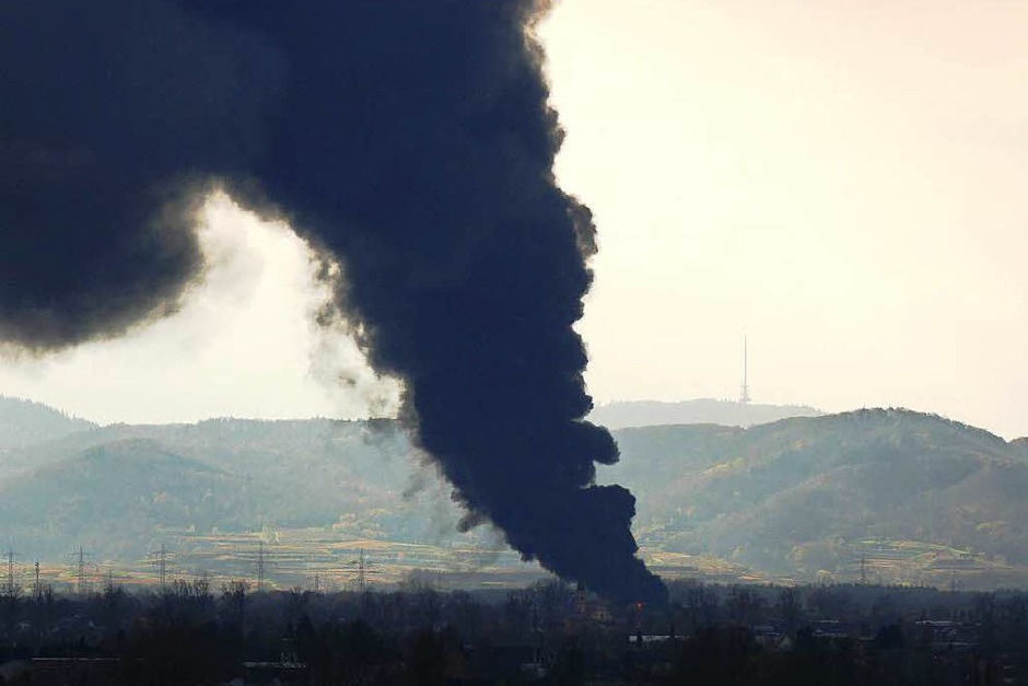 Brand bei Kunststofffirma in Herbolzheim (Foto: Fritz Pachot) Brand bei Kunststofffirma in Herbolzheim (Foto: Fritz Pachot)