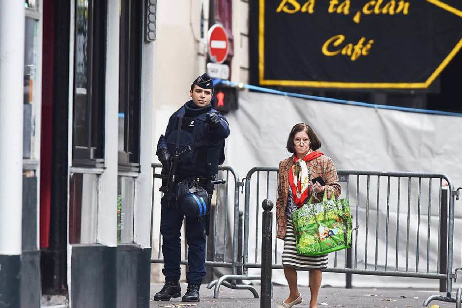 Terror in Paris: Trauer und Bestürzung am Tag danach. Die Polizei sichert derweil an den Tatorten die Spuren. (Foto: dpa) Terror in Paris: Trauer und Bestürzung am Tag danach. Die Polizei sichert derweil an den Tatorten die Spuren. (Foto: dpa)