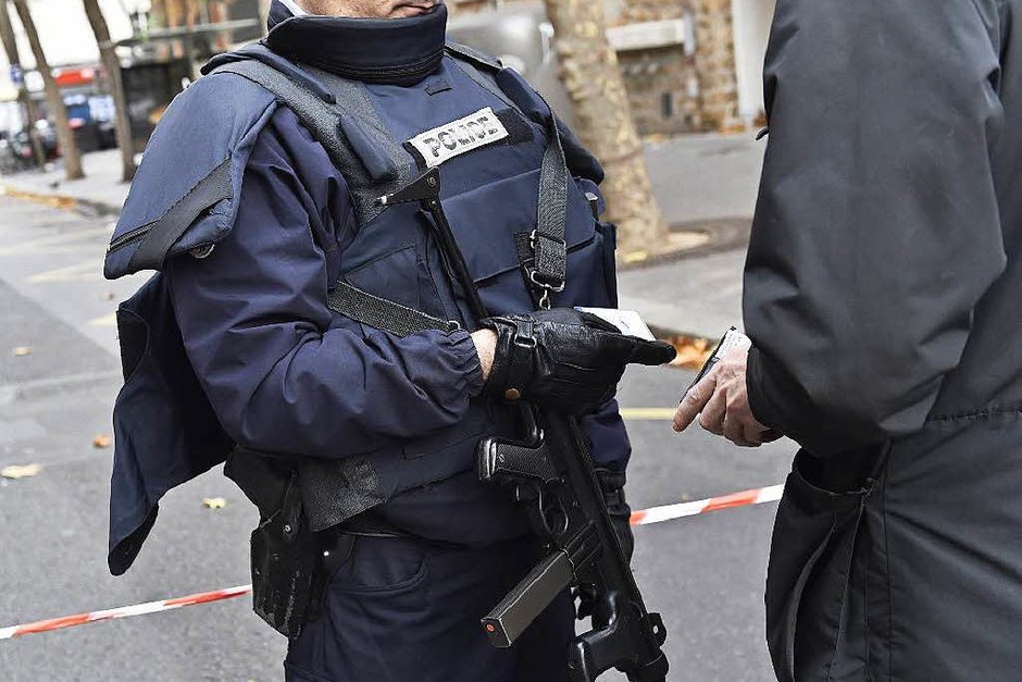 Polizeikontrollen in der Rue de Charonne in Paris. (Foto: AFP) Polizeikontrollen in der Rue de Charonne in Paris. (Foto: AFP)