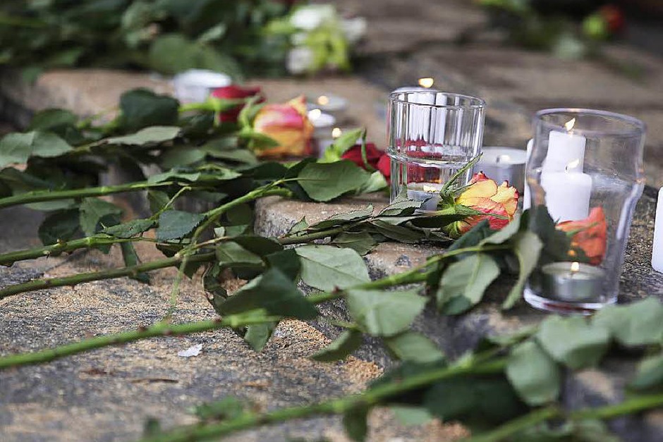 Terror in Paris: Trauer und Bestürzung am Tag danach. Die Polizei sichert derweil an den Tatorten die Spuren. (Foto: AFP) Terror in Paris: Trauer und Bestürzung am Tag danach. Die Polizei sichert derweil an den Tatorten die Spuren. (Foto: AFP)