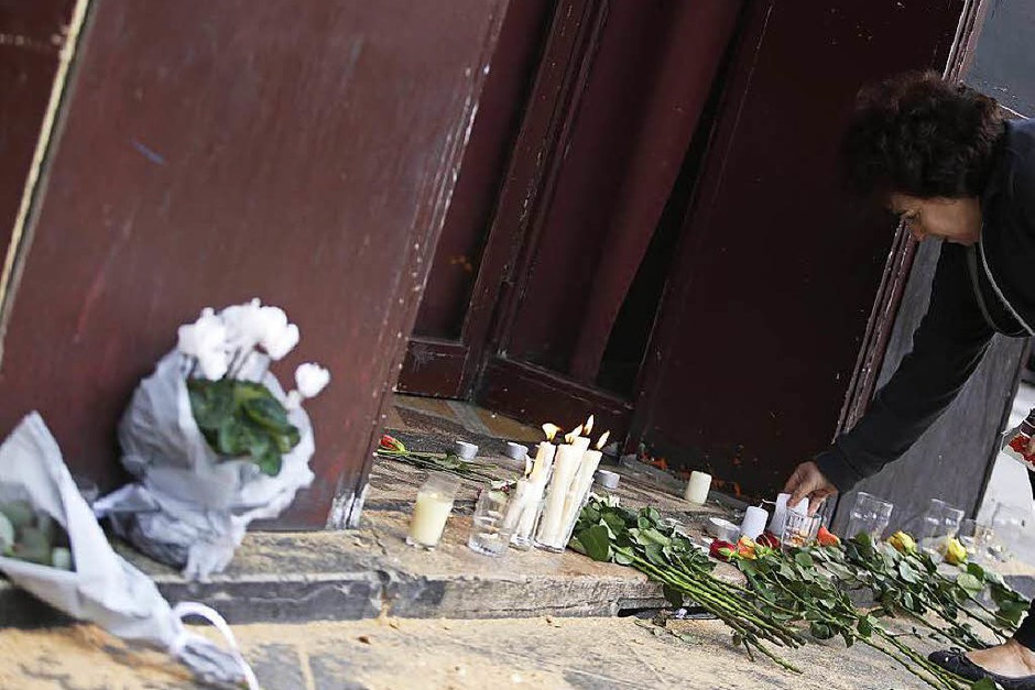 Terror in Paris: Trauer und Bestürzung am Tag danach. Die Polizei sichert derweil an den Tatorten die Spuren. (Foto: AFP) Terror in Paris: Trauer und Bestürzung am Tag danach. Die Polizei sichert derweil an den Tatorten die Spuren. (Foto: AFP)