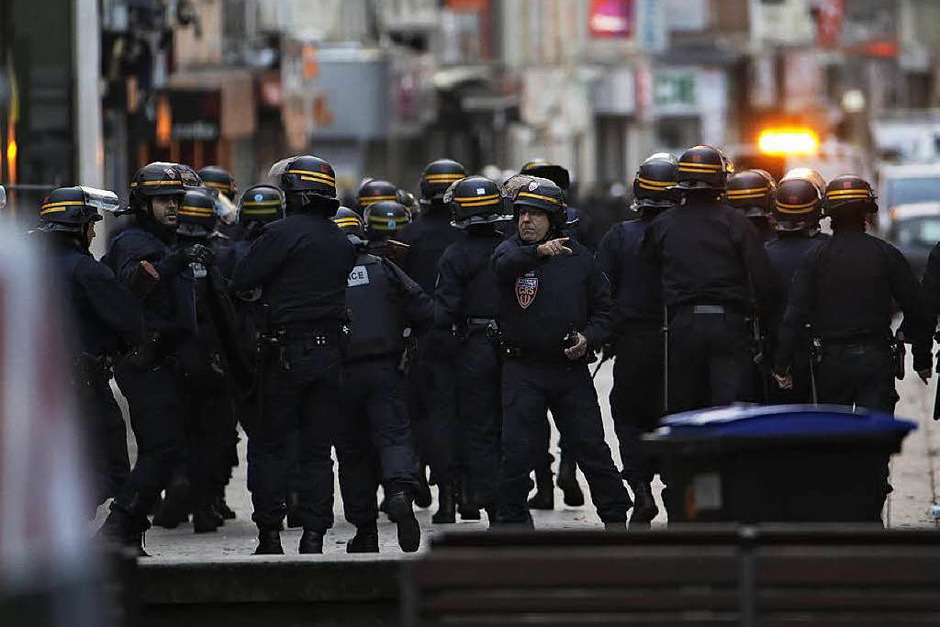 Französische Sicherheitskräfte bei dem Anti-Terror-Einsatz im Zentrum von Saint-Denis. (Foto: AFP) Französische Sicherheitskräfte bei dem Anti-Terror-Einsatz im Zentrum von Saint-Denis. (Foto: AFP)
