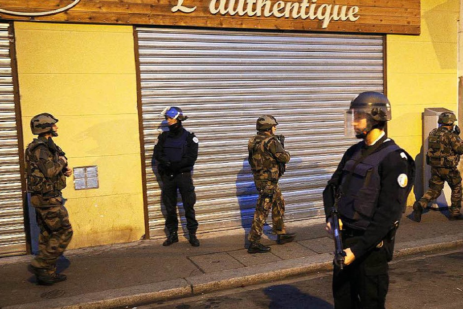 Französische Sicherheitskräfte bei dem Anti-Terror-Einsatz im Zentrum von Saint-Denis. (Foto: dpa) Französische Sicherheitskräfte bei dem Anti-Terror-Einsatz im Zentrum von Saint-Denis. (Foto: dpa)