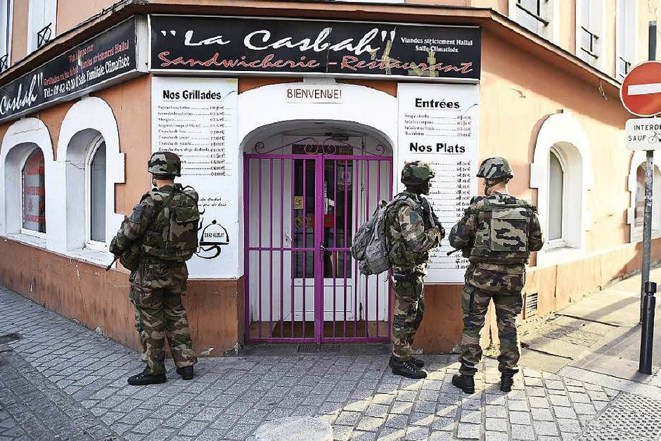 Französische Sicherheitskräfte bei dem Anti-Terror-Einsatz im Zentrum von Saint-Denis. (Foto: AFP) Französische Sicherheitskräfte bei dem Anti-Terror-Einsatz im Zentrum von Saint-Denis. (Foto: AFP)