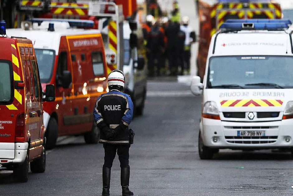 Französische Sicherheitskräfte bei dem Anti-Terror-Einsatz im Zentrum von Saint-Denis. (Foto: dpa) Französische Sicherheitskräfte bei dem Anti-Terror-Einsatz im Zentrum von Saint-Denis. (Foto: dpa)
