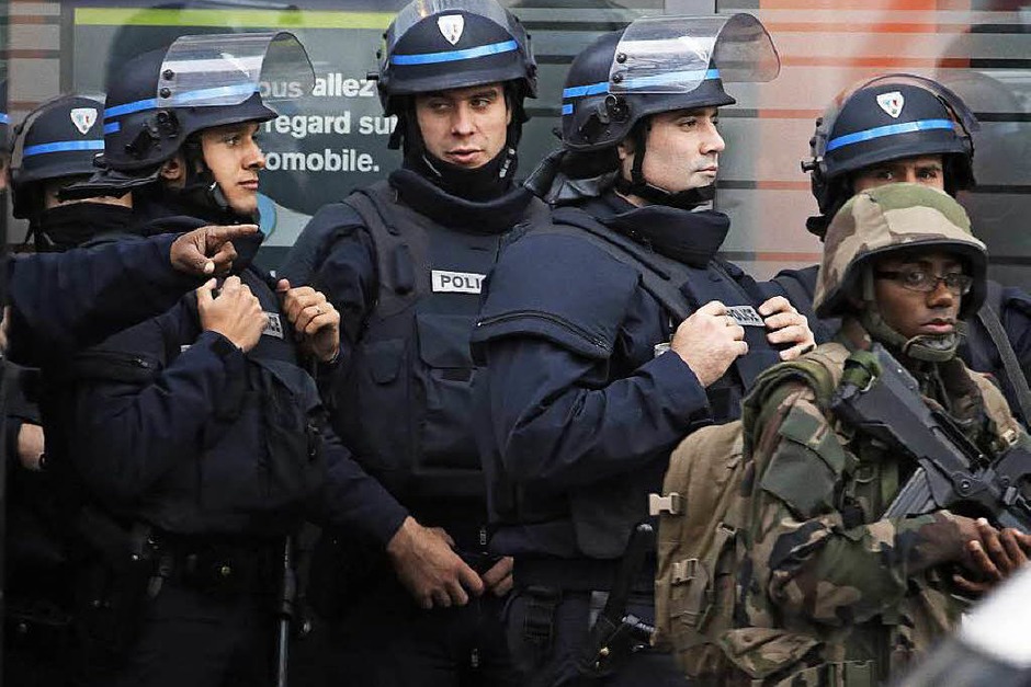 Französische Sicherheitskräfte bei dem Anti-Terror-Einsatz im Zentrum von Saint-Denis. (Foto: AFP) Französische Sicherheitskräfte bei dem Anti-Terror-Einsatz im Zentrum von Saint-Denis. (Foto: AFP)