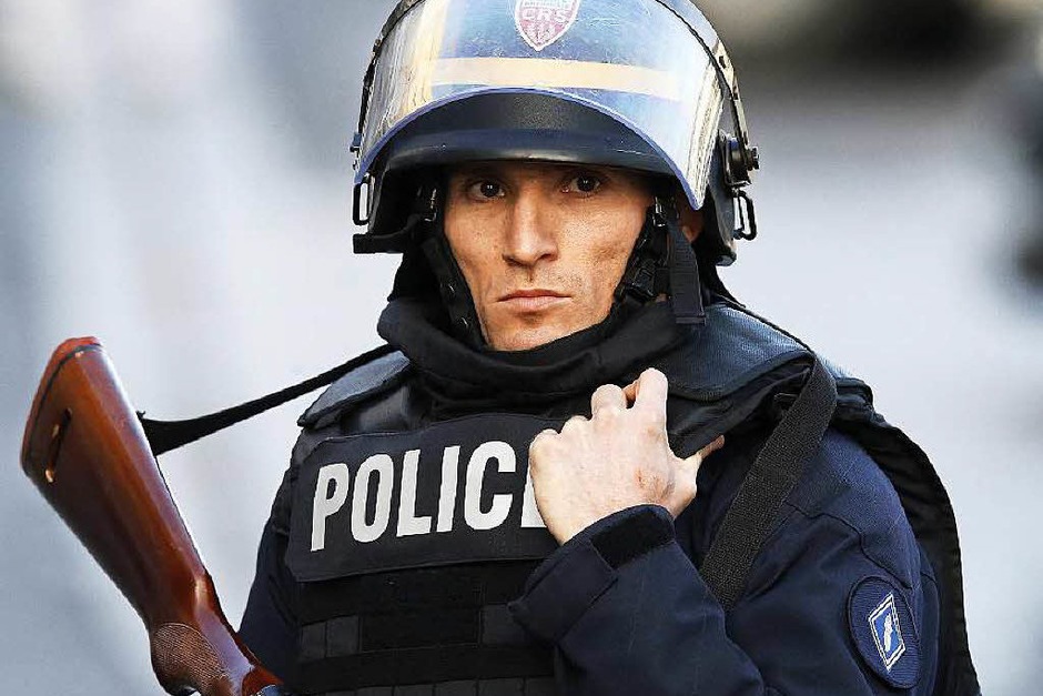 Französische Sicherheitskräfte bei dem Anti-Terror-Einsatz im Zentrum von Saint-Denis. (Foto: dpa) Französische Sicherheitskräfte bei dem Anti-Terror-Einsatz im Zentrum von Saint-Denis. (Foto: dpa)