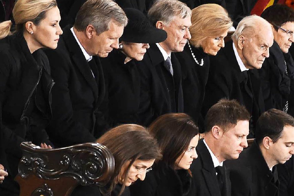 Zu den Trauergästen zählen auch die ehemaligen Bundespräsidenten Wulff, Köhler und Herzog (hintere Reihe von links). (Foto: dpa) Zu den Trauergästen zählen auch die ehemaligen Bundespräsidenten Wulff, Köhler und Herzog (hintere Reihe von links). (Foto: dpa)