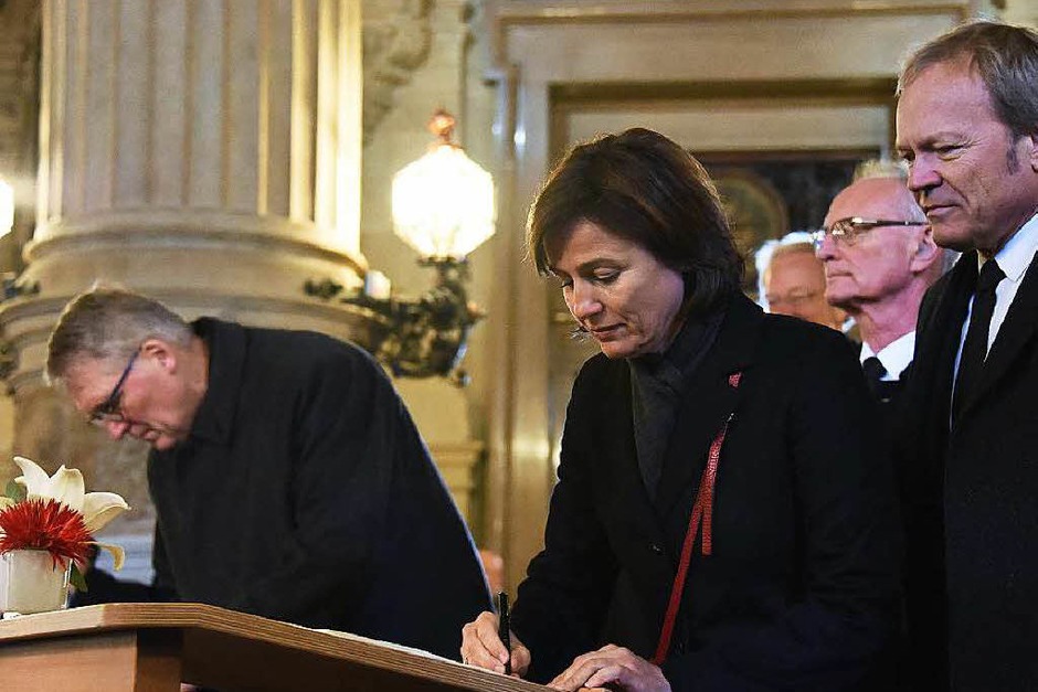 Moderatorin Sandra Maischberger verabschiedet sich von einem ihrer treusten Talkgäste. (Foto: dpa) Moderatorin Sandra Maischberger verabschiedet sich von einem ihrer treusten Talkgäste. (Foto: dpa)