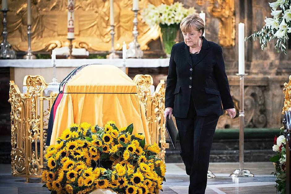 Kanzlerin Angela Merkel erweist dem großen Staatsmann die letzte Ehre. (Foto: dpa) Kanzlerin Angela Merkel erweist dem großen Staatsmann die letzte Ehre. (Foto: dpa)
