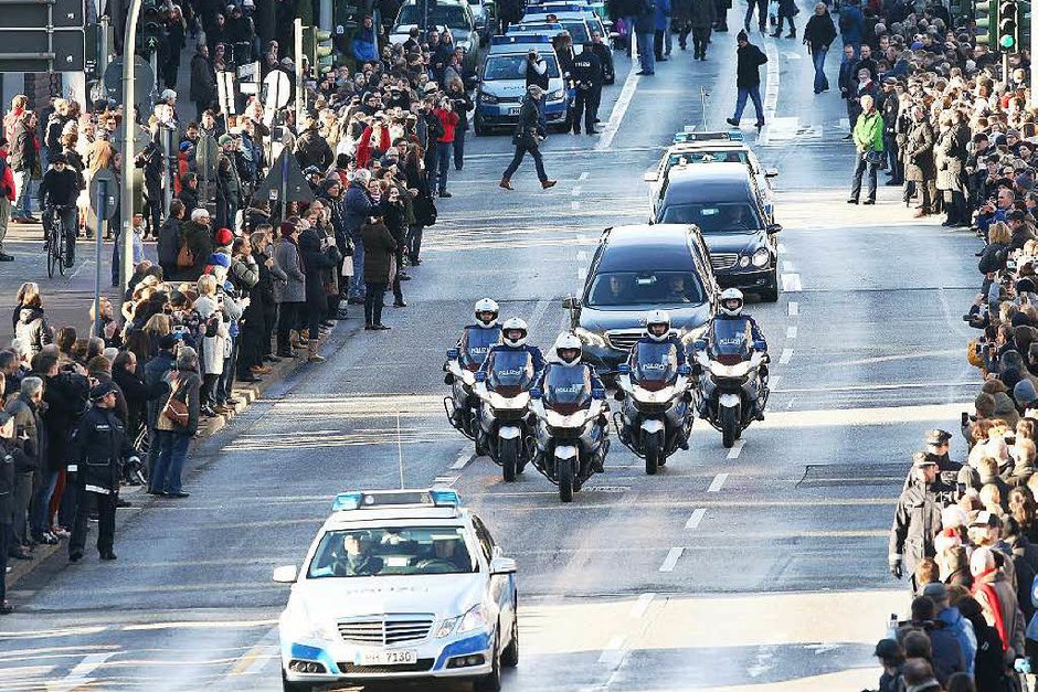 Eine Polizeieskorte führt den Trauerzug an. Tausende Menschen nehmen Abschied von Helmut Schmidt. (Foto: dpa) Eine Polizeieskorte führt den Trauerzug an. Tausende Menschen nehmen Abschied von Helmut Schmidt. (Foto: dpa)