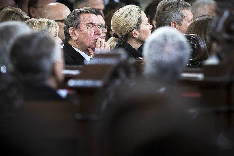 Abschied vom Vorbild: 16 Jahre nach Helmut Schmidt war Gerhard Schröder zum dritten SPD-Kanzler gewählt worden. (Foto: dpa) Abschied vom Vorbild: 16 Jahre nach Helmut Schmidt war Gerhard Schröder zum dritten SPD-Kanzler gewählt worden. (Foto: dpa)